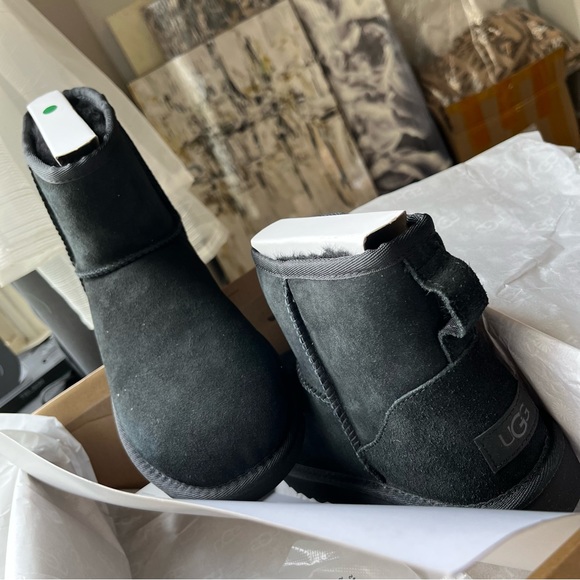 NIB Authentic UGG Women Classic Mini II Boot Black 1016222 - Picture 4 of 13